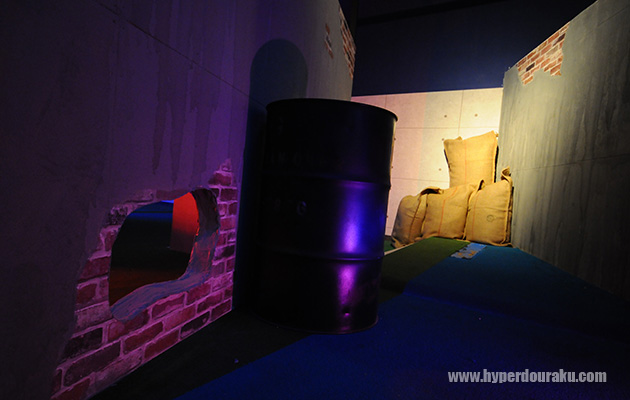 壁の穴から撃たれちゃう