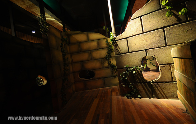 足元から覗ける穴