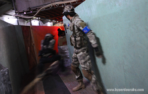 狭い廊下で敵と出くわす