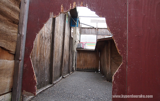 バリケードには穴があけられている箇所も