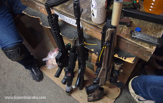 テーブル側面にはガンラック