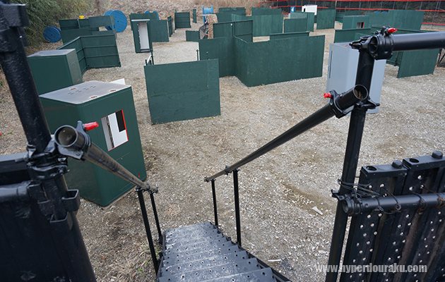 5番フラッグ方向へ降りる階段