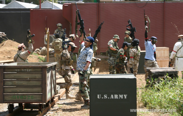 銃を天に向けて雄たけびを上げる