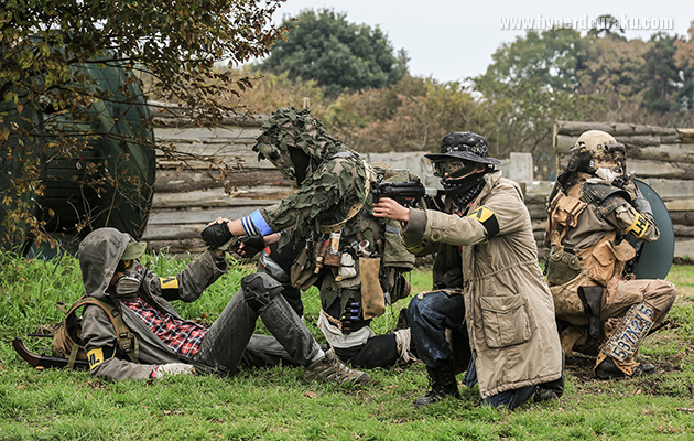 協力し合って仲間を助ける生存者