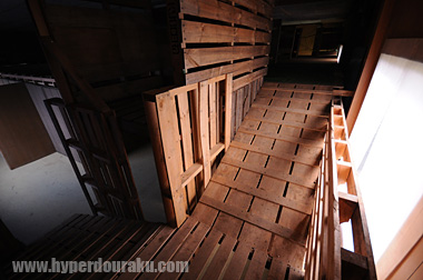 階段を上って二階へ