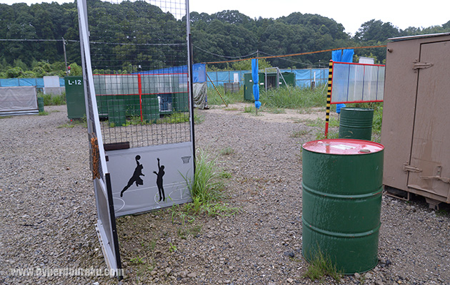 ドラム缶やコンテナなどの人工障害物