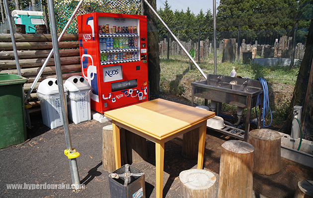 自販機、手洗い場。喫煙スペース