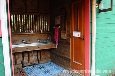 女性用トイレはウォシュレット付