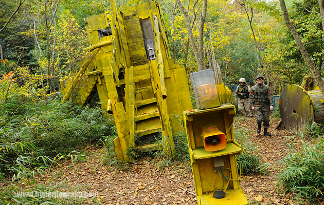 砦のすぐ横にはイエローフラッグ