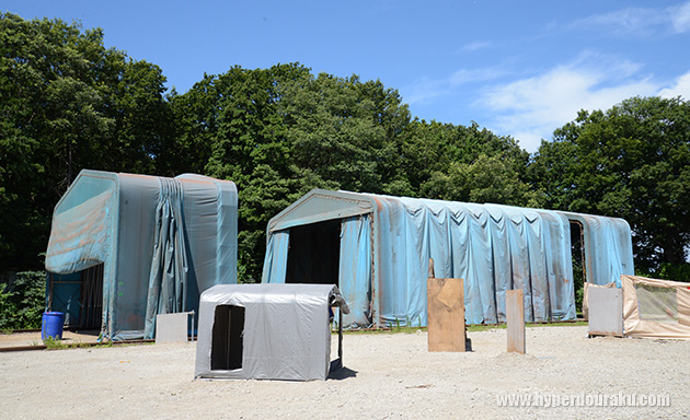 巨大なブルーのテント