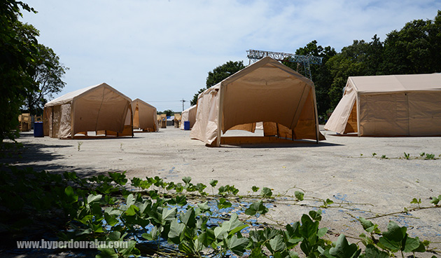 小型のテントが複数設置