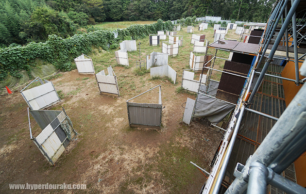 観戦台から外周のバリケードエリア
