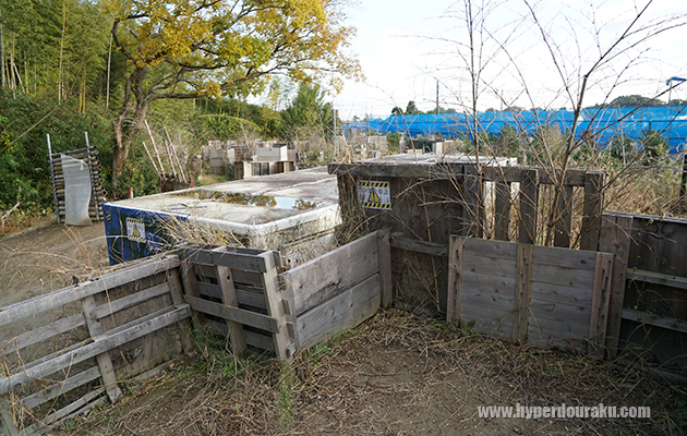 コンテナ裏のバリケ