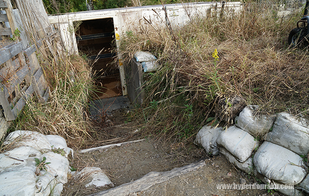 コンテナ内を通って丘上