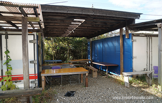 コンテナの合間にいくつか分かれてテーブルが配置