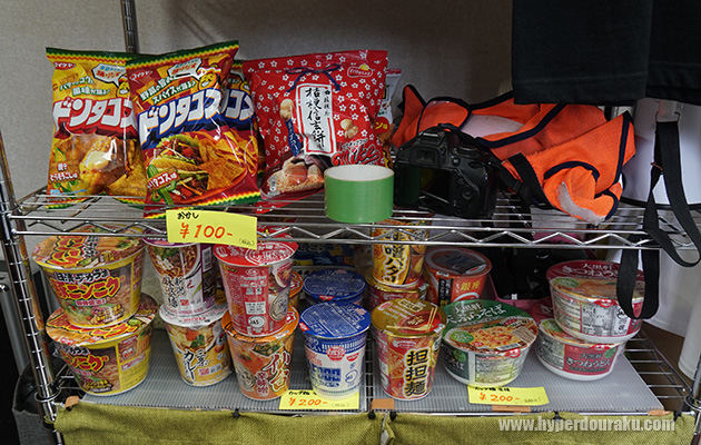 カップ麺やお菓子