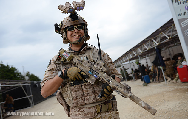 GPNVG装着したシールズコスプレーヤー