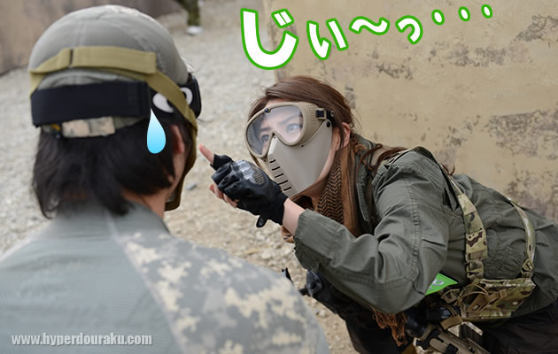 ゴーグルの反射を利用して壁裏の敵を伺う