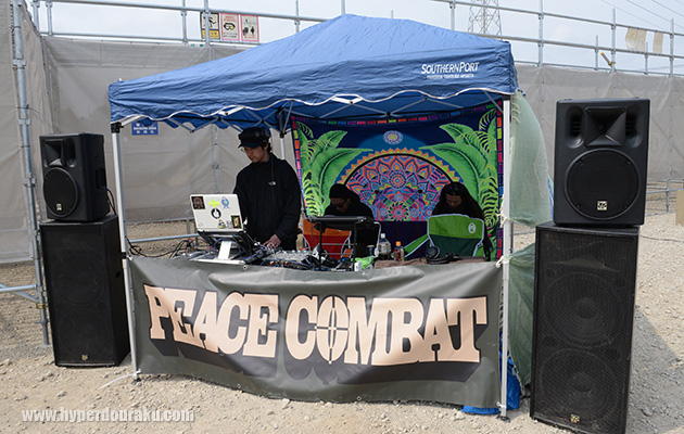 巨大なスピーカーが設置されノリノリの音楽