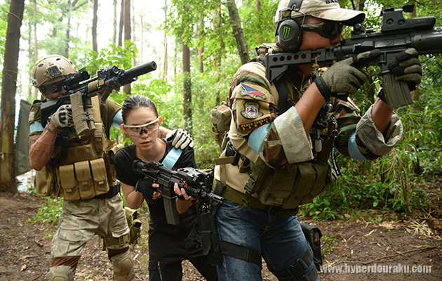 チームメイトに守られる岩佐さん