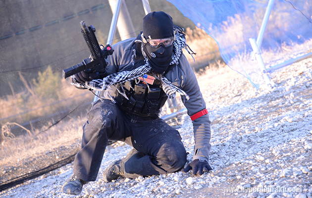 クルリと起き上ってバリケへ移動