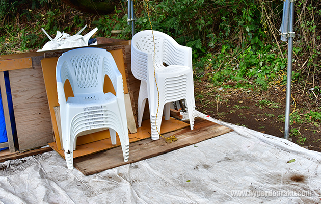 備え付けの椅子