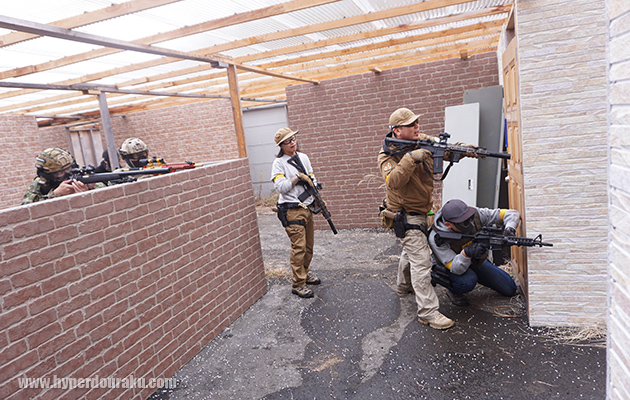 ベニヤ板で迷路のよう