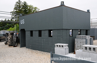 2階建てのブロック作りの建物