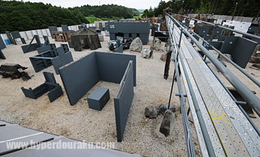 観戦台から続く橋によって接続