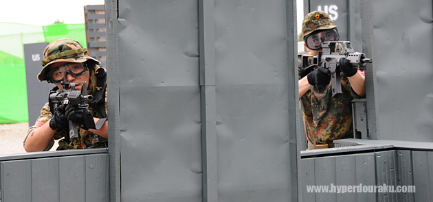 バリケードの隙間から射撃