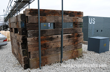 木材を積み上げたトーチカ