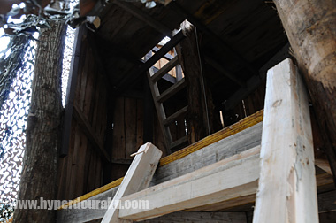 階段を上って一番上へ登る