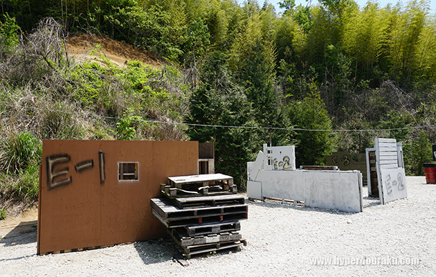 濃いブッシュと、急斜面