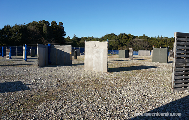 フィールドは中央で2つに分かれて