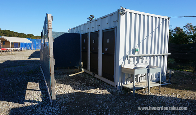 男女別の水洗トイレ