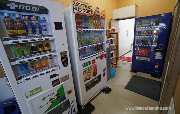 ドリンクの自販機3台