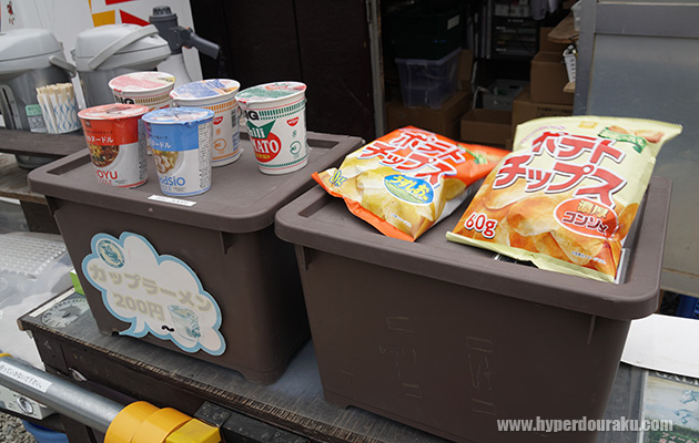 カップ麺、お菓子の販売