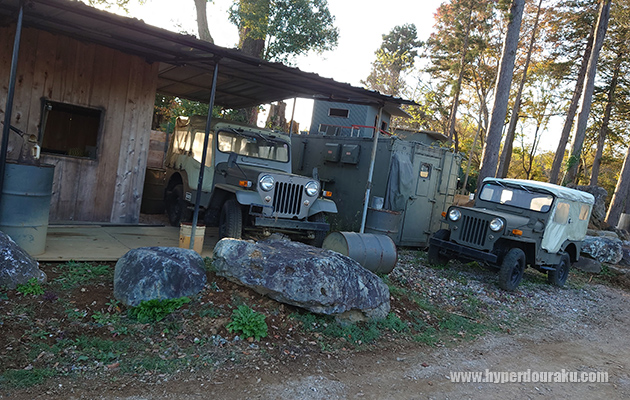 軍用車両が配置