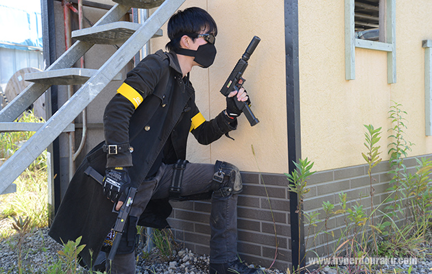 黒コートに二丁拳銃