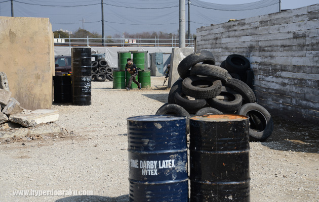 ドラム缶や古タイヤ、瓦礫