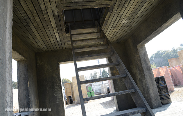 中央の階段を使って登る