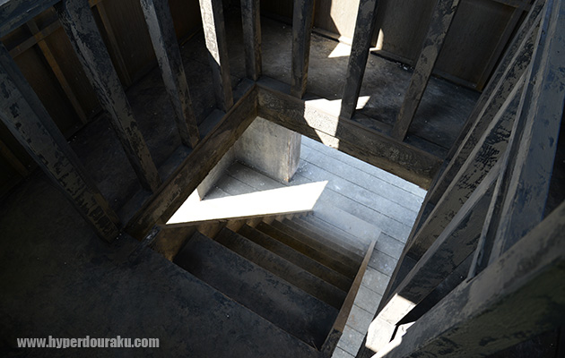 二階から下を見下ろす