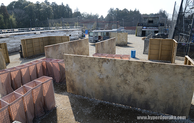 櫓からフィールド奥を望む