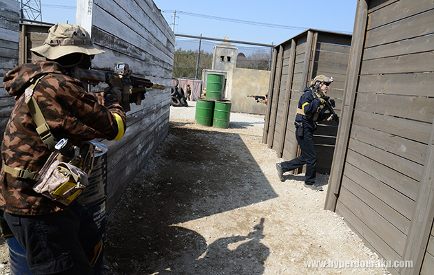 迷路内部と周囲が激戦となり