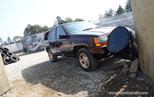 SUVがガツーンと壁に激突した