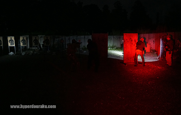 夜間の射撃訓練