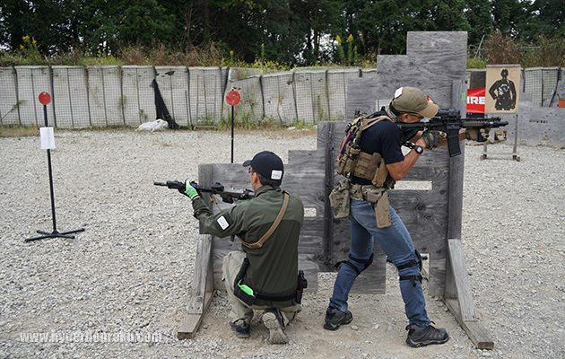 バリケードに隠れながら