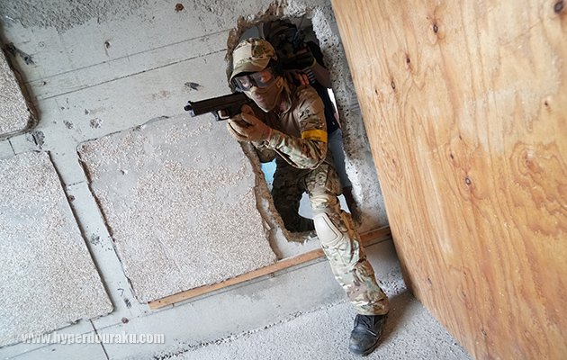 壁には通り抜けられるほどの穴