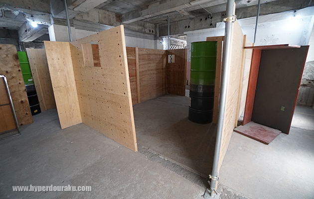 コンクリートむき出しの建物内