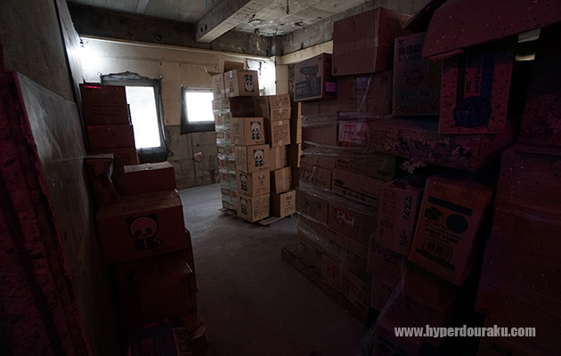 ダンボールがたくさん積まれた倉庫